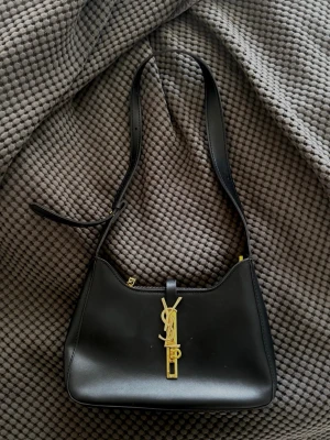 Yves Saint Laurent - Säljer väskan