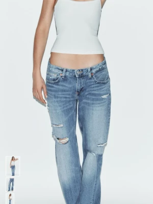 Ljusblå slitna raka jeans - Säljer ett par ljusblå jeans med raka ben och slitningar på låren och knäna. Aldrig använts och har lappen kvar och kartongen!