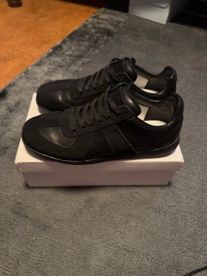 Maison Margiela Gats - Ett par helt svarta maison marigela gats skor. Använt dem max 5 gånger och säljer pga storleken ej passar mig. Storlek 45. Kom med prisförslag!!