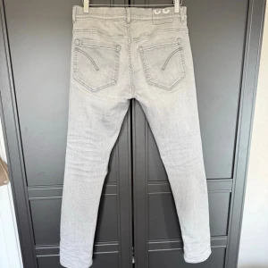 Dondup george jeans  - Mycket fint skick, inga defekter. Stretch material. Nypris ca 3500kr. Storlek W29. Modellen är 185 cm, 80kg. Skriv för mer information!🤝
