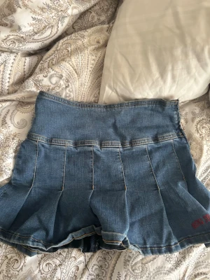 Plisserad jeansskort från BDG Jeans - Jätte söt jeans kjol från Urban Outfitters