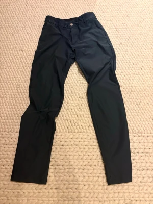 Golf byxor från abacus - Säljer ett par marinblåa golf byxor från abacus. De är i bra skick och har små tecken på användning. De är i storlek 160 men funkar bra upp till 165 cm