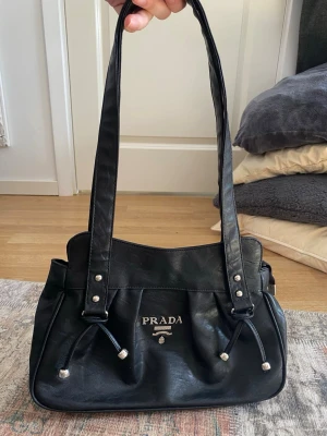 Svart väska - snygg väska. ena bandet är påsytt 