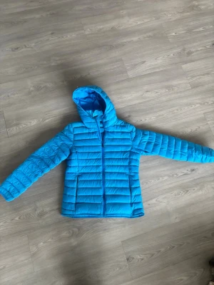 Blå Everest jacka  - Fint skick, sparsamt använd Står ingen storlek men skulle gissa S/M