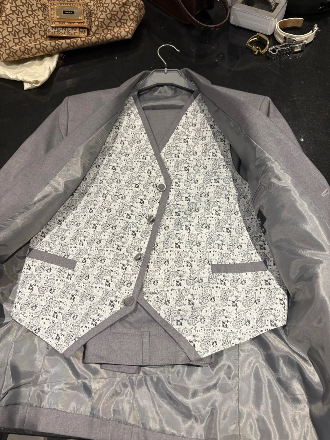 Ljusgrå kostym med mönstrad väst - 1