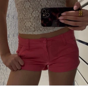 Trendiga rosa shorts med låg midja  - Säljer dessa super coola rosa shortsen med låg midja🙌🏼Dessa gör helt klart hela outfiten. De är verkligen så unika och till och med knappen är rosa. Ursäkta för det halvdåliga ljuset på sista bilden❣️❣️