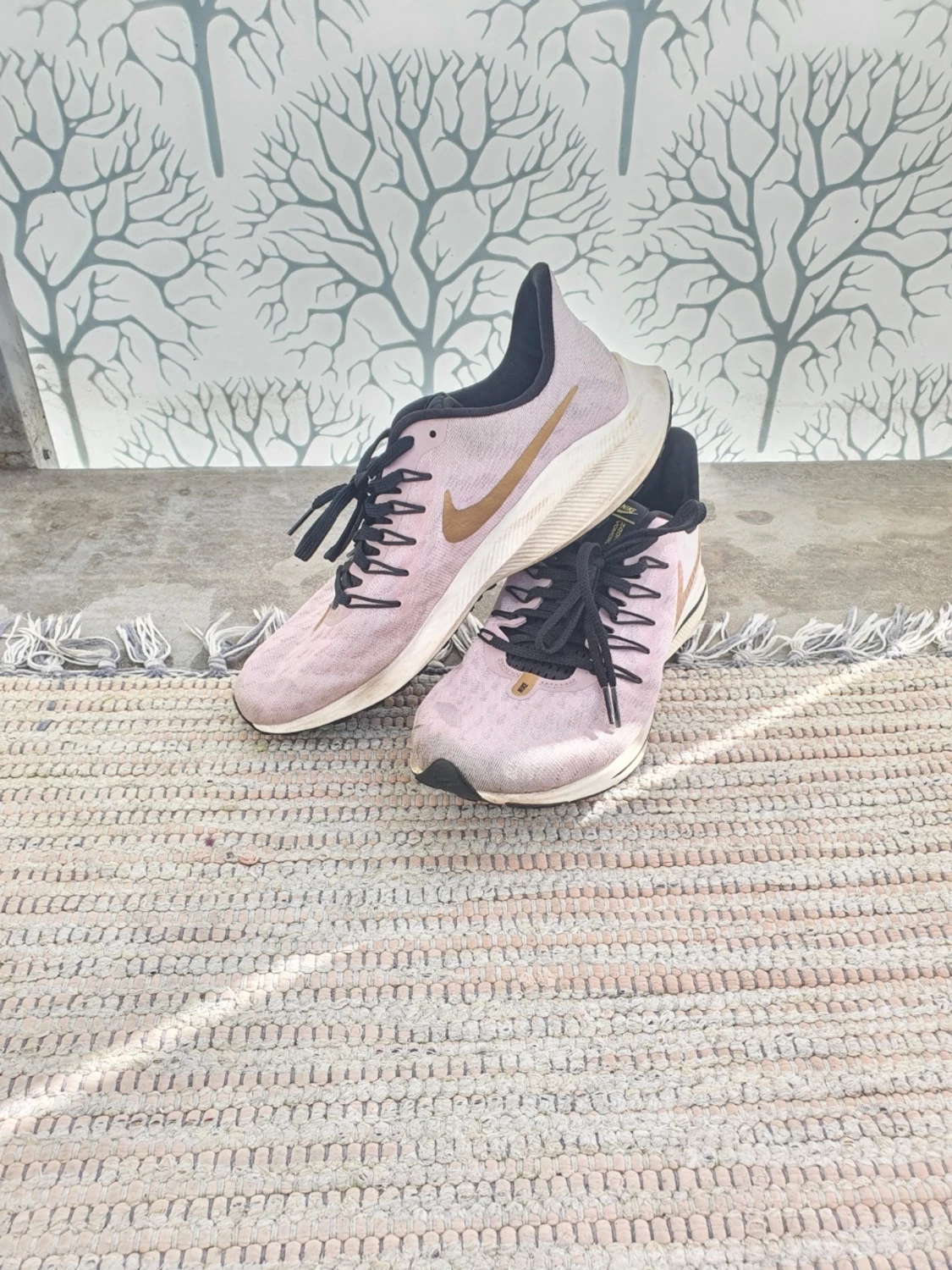 Nike rosa sneakers med guld swoosh - 1