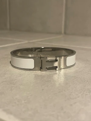 H armband - Snyggt armband i silver och vitt, nyskick. Inga tillbehör tyvärr 