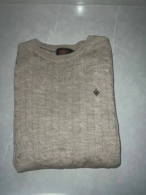 Stickad Morriströja - Stickad Morriströja i 100% merinoull Snygg och tidlös tröja från Morris i mjuk merinoull av hög kvalitet. Storlek M, men passar även dig som vanligtvis har S för en något ledigare passform.  Tröjan är i nyskick och endast använd vid ett fåtal tillfällen.  Nypris: 1699kr