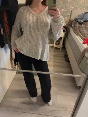 Stickad tröja - Ljusgrå stickad tröja från lager 157. Storlek L men skulle säga att den är M. Väldigt fint skick.