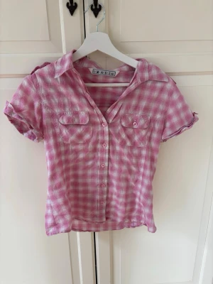 Rosa skjorta - Kortärmad rosa och vit rutig skjorta från IMAGE i storlek 36. Fint skick💕