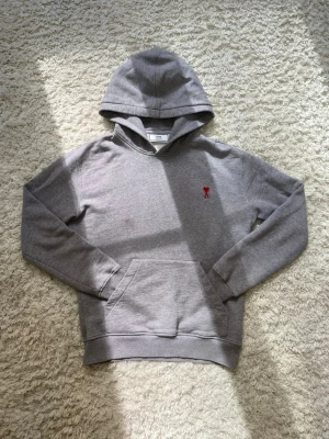 Grå Ami hoodie - Skick 10/10, använd ett fåtal gånger| Storlek S vilket passar 168-178cm| Gåva ingår vid köp!