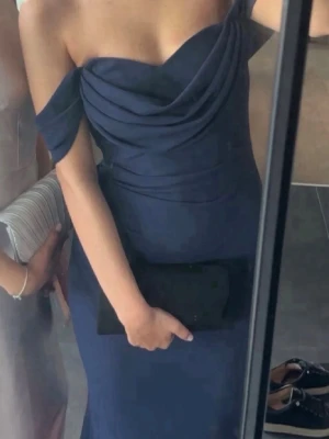 Balklänning - Säljer nu denna superfina balklänningen då jag hittat en annan. Stl S och inga defekter alls. Går ner i marken på mig som är 168, så går lätt att ha klackar till. Nypris 1300 på bubbleroom, slutsåld. Skriv vid funderingar!💕