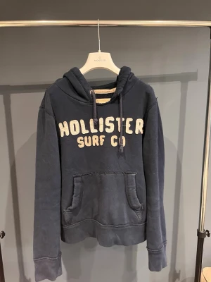 Hollister hoddie Storlek S - Säljer en mörkblå hollister hoddie|Storlek:S| Skick:8/10|Pris:499| Frakt:24 h efter köp| Vid frågor och funderingar är det bara att höra av sig ‼️