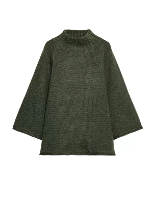 Mörkgrön stickad tröja med vida ärmar - Säljer en mörkgrön stickad tröja med hög krage och vida, trekvartsärmar. Säljer då den inte kommer till användning längre 💓