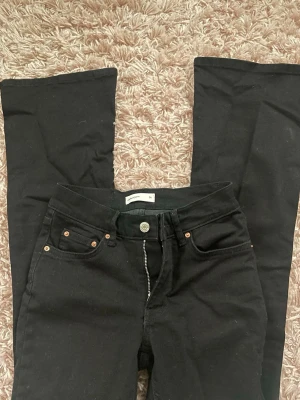 Svart jeans - Svarta bootcut jeans ifrån gina med medelhög/ låg midja. Aldrig använda med utan prislapp!