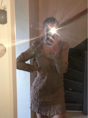 Beige kort klänning med smock - Beige klänning från NLY trends. Aldrig andvända, men saknar prislapp. 