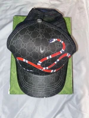 Gucci keps orm motiv - Gucci keps använt en del därför den är så billig köpt för 4000 nu för ett tag sen. Storlek M 57cm