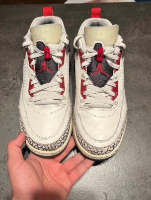 jordan spizike low sail - Snygga Air Jordan 3 Retro sneakers i vitt läder med röda och svarta detaljer. Skorna har den klassiska elefantmönstrade mudguarden och Jumpman-loggan på plösen. Yttersulan är svart och ovandelen har meshpaneler för extra komfort.