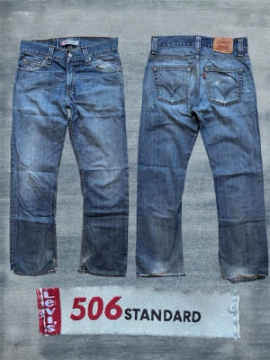VINTAGE LEVI’S 506 - Ett par extremt snygga Levi’s jeans med en trevlig wash! Lite slitningar här och var vilket jag diggar. En del heelbite på dessa. Modellen kallas 506 och är rak med en gnutta bootcut! Storlek 31/32, hör av dig vid frågor! Mått: Midja - 41cm, Ytterbenslängd - 106cm, Benslut - 22cm 