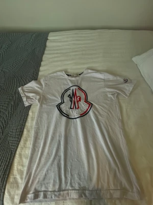 Vit Moncler t-shirt - Vit t shirt från moncler, inga skador eller fläckar, använt ett par gånger.