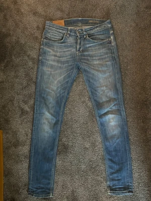 Dondup jeans - Snygga blå jeans ifrån Dondup i modellen George. Jeansen har en något tvättad look och skicket är svin bra. Storlek W31. Kontakta om du har några funderingar!