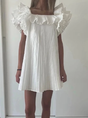  Zara plisserad student klänning  - Suuuper snygg plisserad klänning från Zara , aldrig använd därav i nyskick ☺️(kan gå ner i pris)