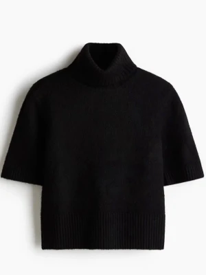 Svart polo-tröja - Säljer en jätte snygg svart stickad polotröja från H&M med korta armar! Knappt andvänd, så bra skick och den passar mer storlek S🙌🏼