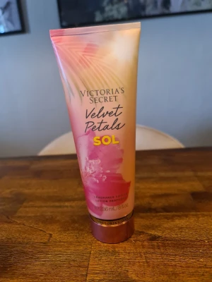 Velvet petals sol bodylotion  - Helt ny och oanvänd 