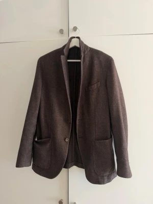 Brun kavaj från L.B.M. 1911 - Snygg brun kavaj från L.B.M. 1911 i storlek 48 R. Inköpt på NK förra året.