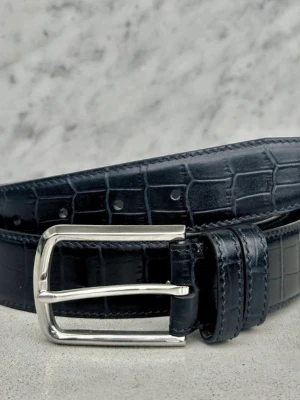 Svart skärp med krokodilmönster - Säljer ett mörkblått bälte från crocouf.com. Knappt använt 