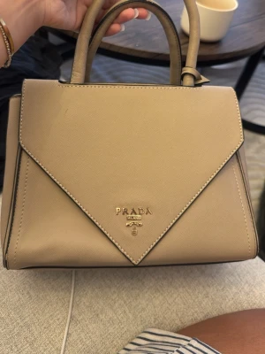 Handväska - Handväska kommer med band