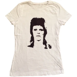 David Bowie band tröja/ graphic tee/ T-shirt med tryck, 60tal/ 70tal/ rock - Vit T-shirt med mörklila David Bowie tryck på! Tröjan är i nyskick! (Går att tvätta i tvättmaskin, vänd ut och in) 100% bomull