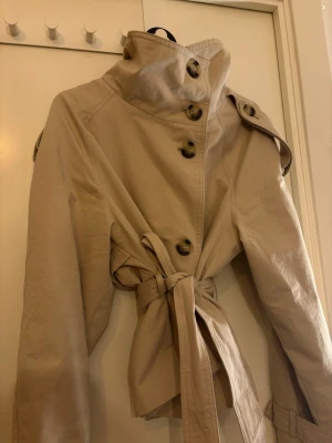 Bershka trenchcoat  - Finns även uppe på min vinted. 
