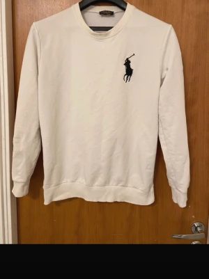 Vit sweatshirt från Ralph Lauren - Vit sweatshirt från Ralph Lauren. Bra skick