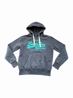 Superdry vintage hoodie - Tja! Säljer en tvär snygg vintage Superdry Hoodie. Otroligt skön och hög kvalité. 10/10 skick, inga skavanker. Hör av dig vid minsta fundering!