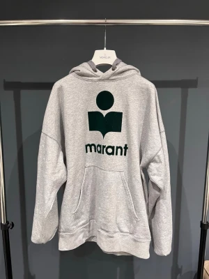 Isabel Marant Dam Storlek 38/M - Säljer en Isabel Marant Hoddie med grön logga|Storlek:38/M| Skick:8/10|Pris:1999| Frakt:24H| Vid frågor och funderingar är de bara och höra av sig‼️