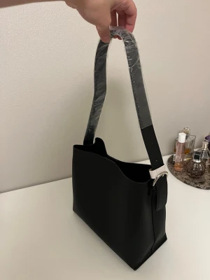 Handväska - Handväska från Pieces med 2 fack och 1 zip förvaring, ny