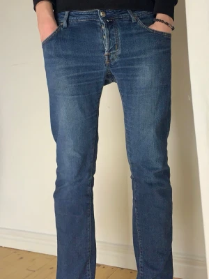 Jacob Cohën jeans W33 – premium denim  - Jacob Cohën jeans Storlek W33  Mycket bra skick  Midja ca 41–42 cm Total längd 106 cm  Slim fit Premium denim  Nypris runt 4000 kr