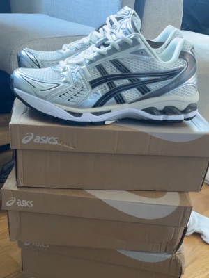 ASICS Gel-Kayano 14 Cream Black/Metallic Plum - Kanske sommarens fräschaste skor? Finns i flera storlekar, 42-45. Slutsålda överallt.
