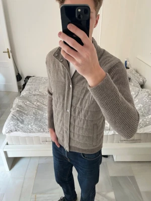 Beige stickad cardigan med knappar - Tvär fet cardigan med stickade ärmar i mycket fint skick utan några hål eller fläckar 😁                   ——————————————————————————                                                            📐| Storlek: L                                                           👖| Märke: Massimo Dutti                                     🔎| Skick: Mycket fint                                            ✍🏻| Skriv om du har några frågor