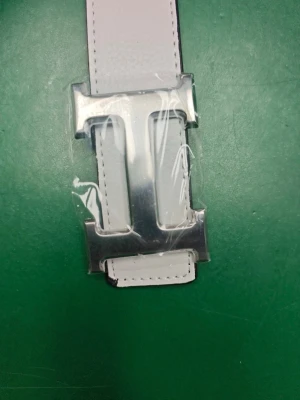 Herms bälte  - Snyggt vitt bälte med ett stort, blankt H-format spänne i silverfärg. Bältet har en stilren look och är tillverkat i slätt material med tydliga sömmar längs kanterna. Perfekt för att lyfta vilken outfit som helst.