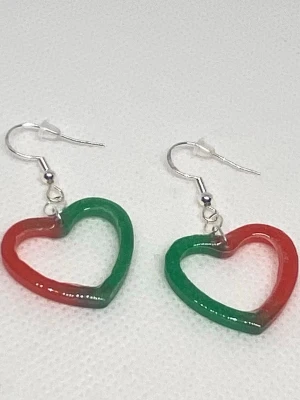 Handgjorda örhängen - Dessa örhängen är handgjorda av epoxiharts (resin) och varje par är unikt. Kroken som går genom örat är tillverkad av äkta 925 silver, perfekt för känslig hud. Eftersom de är handgjorda kan små variationer och ojämnheter förekomma – det är en del av deras charm och gör varje par unikt. 💛 