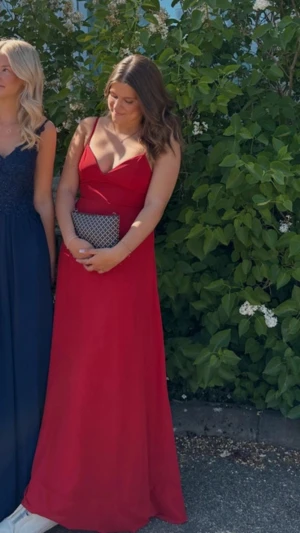 Röd Balklänning  - Röd lång balklänning som endast är använd en gång, fint skick! Köpt på Bubbleroom (märke Trendyol) nypris 1199kr💕. Liten defekt på baksidan vid dragkedjan, (se sista bilden) men inget som syns vid användning!💕 PRUTBAR!!