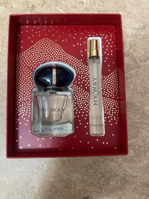 Giorgio Armani My Way parfymset - Populär parfymset från Giorgio Armani med doften My Way. Setet innehåller en 30 ml flaska och en 10ml travel size flaska. Helt onavänd och säljer eftersom jag inte använder de då jag redan haft en sen tidigare