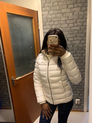 Vinterjacka - Jacka som funkar till vinter, vår och höst. Skriv om ni vill ha med luvan och pälsen till den! Lite defekter förekommer men det är endast smink som jag kan ta bort innan jag postar 