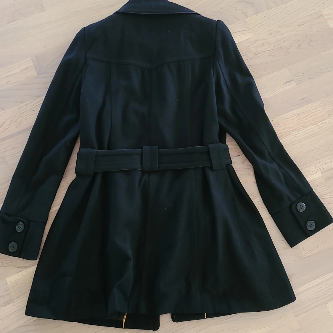 Svart kappa med bälte från Kenvelo - 1