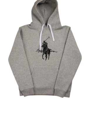 Grå hoodie från Ralph Lauren - Snygg grå hoodie från Ralph Lauren med klassiskt svart polo-tryck och signatur på bröstet. Hoodien har vit dragsko i huvan och ribbade muddar vid ärmar och nederkant. Perfekt för en avslappnad och trendig look.