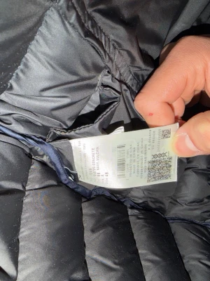 Colmar jacka  - Sprillans ny Colmar jacka, använd max 2 gånger. Tags finns fortfarande kvar, säljs för att den tyvärr inte kommer till användning och för att returperioden tyvärr har gått ut. Nypris ligger på 5900. Mitt pris är inte hugget i sten, hojta om ni undrar något. Storleken är 48 