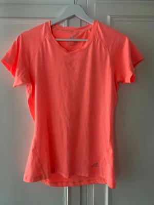 Träningströja  - Tillverkad i ett lätt och snabbtorkande funktionsmaterial som passar perfekt till gymmet eller löprundan. I jättefint skick. Storlek XS